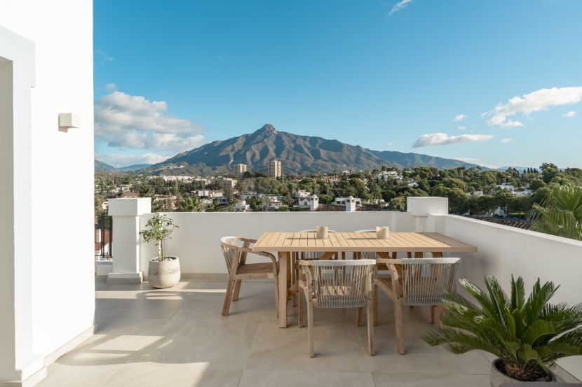 Ático de Lujo en Nueva Andalucía con Vistas Panorámicas al Mar y La Concha