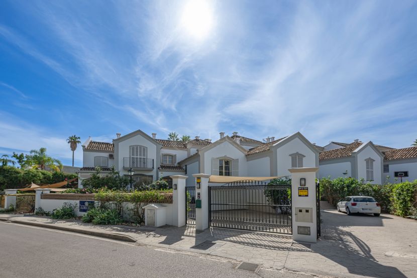 Exclusivo Adosado en Nueva Andalucía: Con Piscina, Jardines y Vistas Panorámicas en el Corazón del Valle del Golf