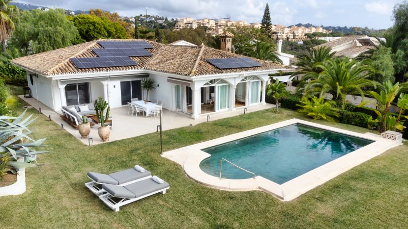 Villa en venta en Elviria, Marbella Este, Marbella