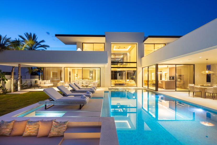 Villa en venta en Las Brisas, Nueva Andalucia, Marbella