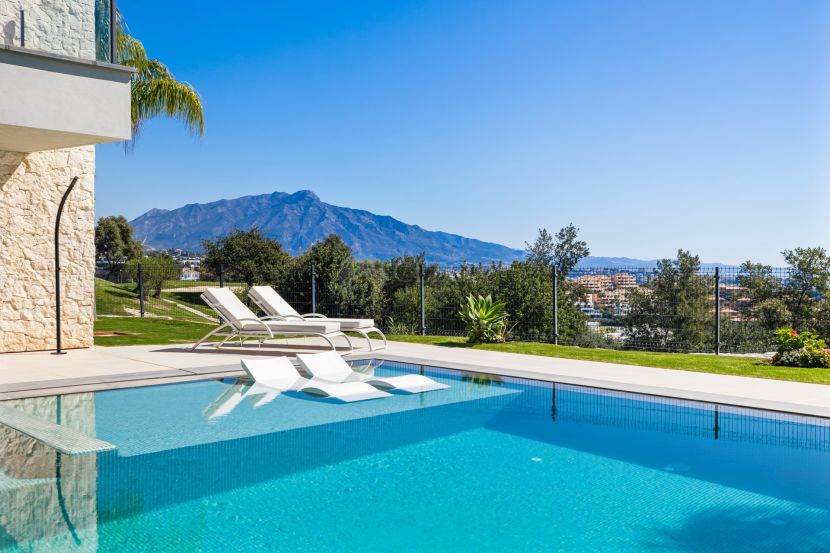 Villa for sale in La Alqueria, Benahavis