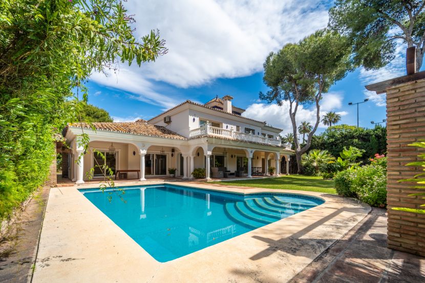 Villa en venta en Paraiso Barronal, Estepona Este, Estepona
