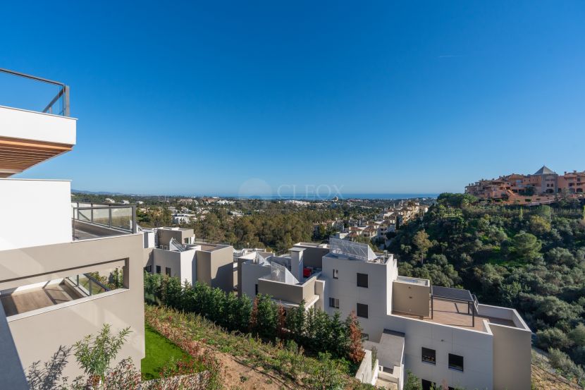 Luxury Penthouse in Marbella Lake: Stunning Views and Ultimate Comfort in Nueva Andalucía