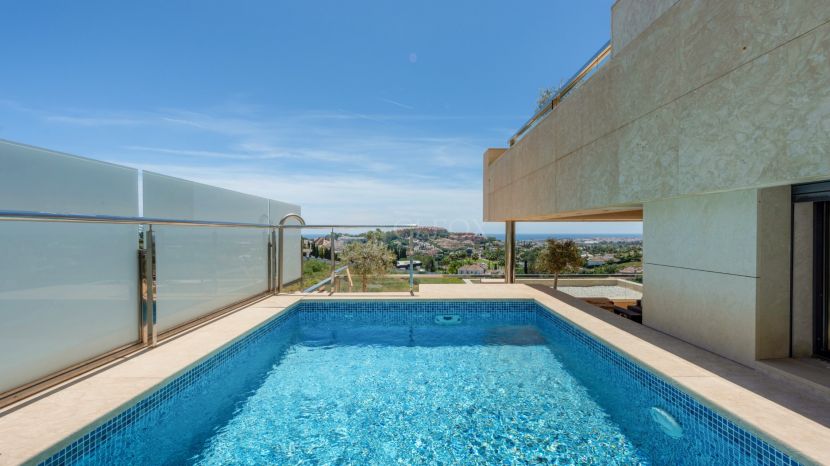 Exclusivo ático dúplex en Los Arrayanes, Nueva Andalucía - Vistas Panorámicas al Mar y al Golf