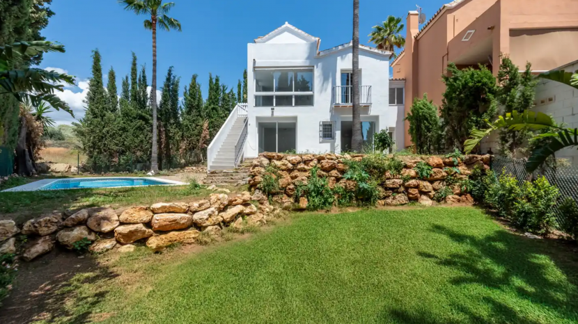 Villa en venta en Las Lomas de Pozuelo, Marbella Este, Marbella