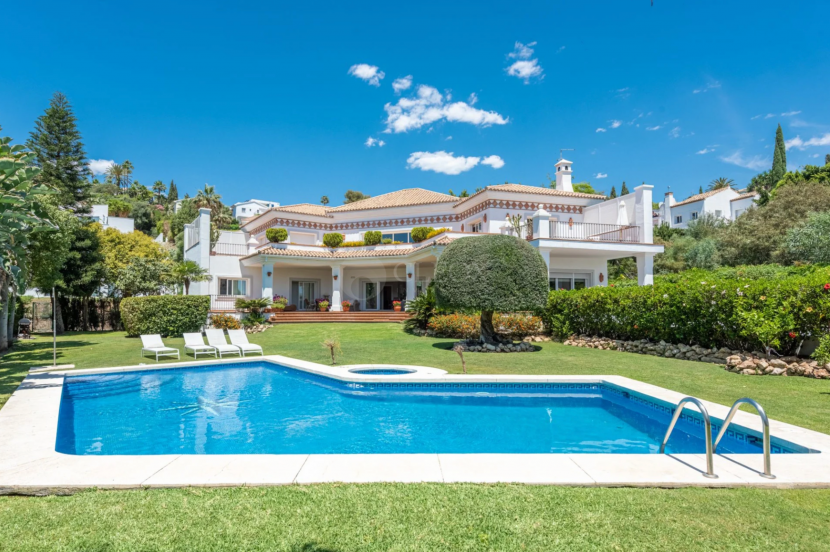 Villa for sale in Altos del Paraiso, Benahavis