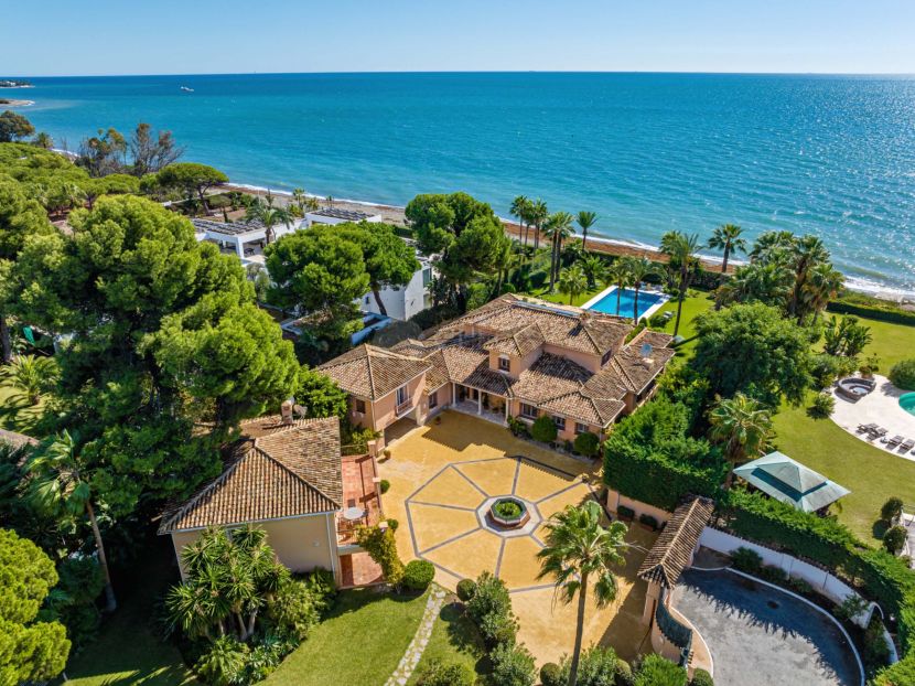 Exclusive Beachfront Property in Paraiso Barronal: Luxury and Privacy on the Costa del Sol