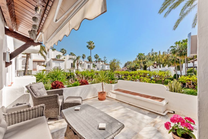 Apartment for sale in Alcazaba Beach, Estepona East, Estepona