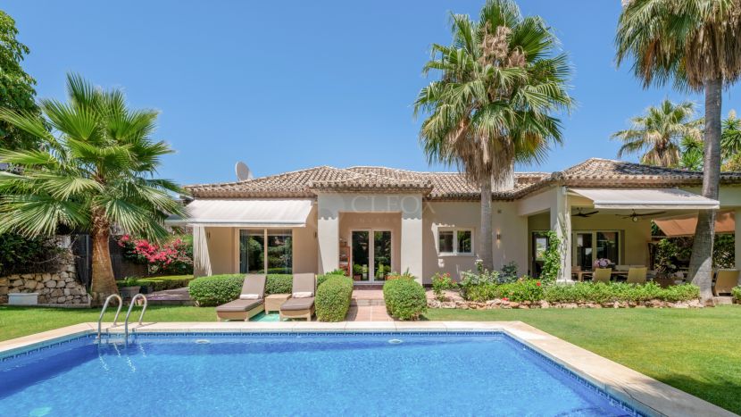 Villa en venta en Las Brisas, Nueva Andalucia, Marbella