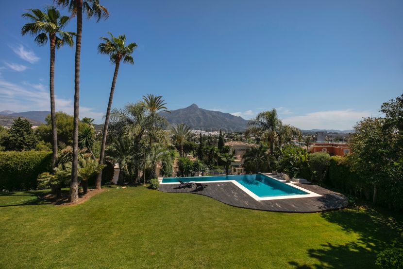 Villa de Lujo con Vistas Panorámicas a La Concha en Las Brisas, Marbella