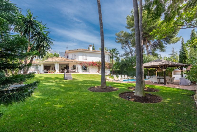 Villa Estilo Andaluz en la Milla de Oro de Marbella: Elegancia, Confort y Exclusividad