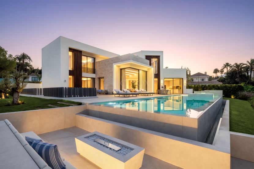 Villa Imagine en Nueva Andalucía: Lujo Moderno en Primera Línea de Golf