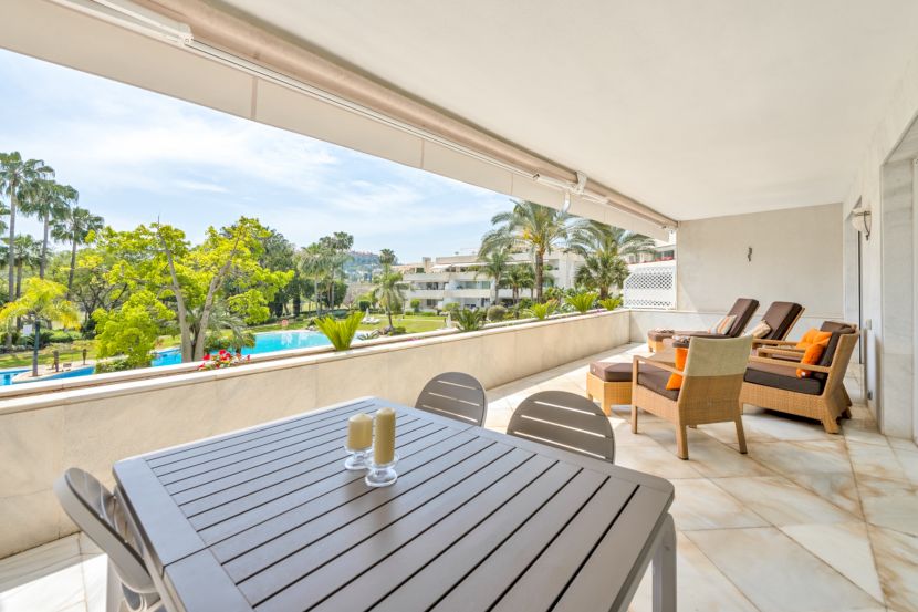 Apartamento en venta en Los Granados Golf, Nueva Andalucia, Marbella