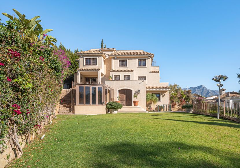 Villa en venta en El Herrojo, Benahavis