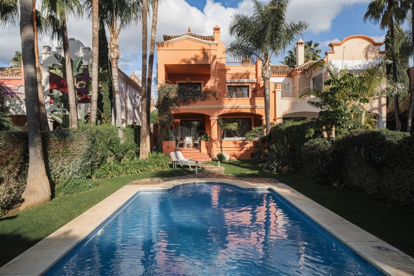 Villa for sale in La Alzambra, Nueva Andalucia, Marbella