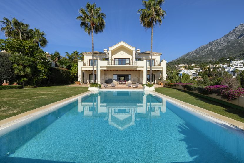 Вилла на продажу в Marbella Hill Club, Золотая Миля, Марбелья