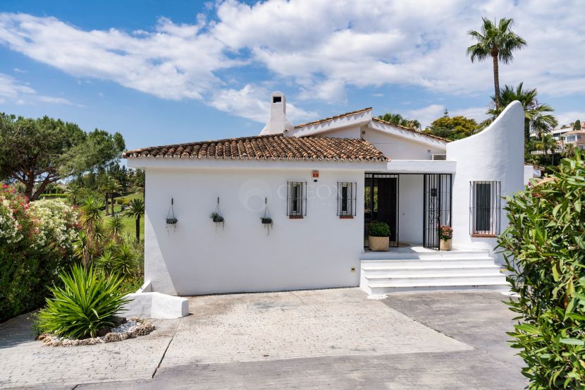 Villa en venta en Los Naranjos, Nueva Andalucia, Marbella