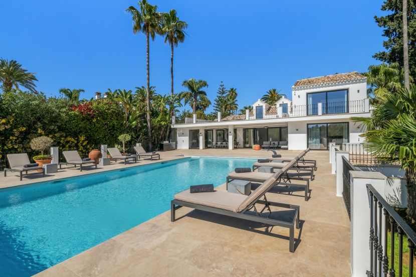 Villa en venta en Parcelas del Golf, Nueva Andalucia, Marbella