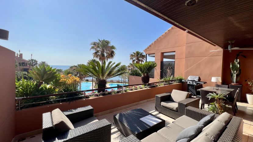 Luxury penthouse with panoramic sea views in Malibu, Marbella