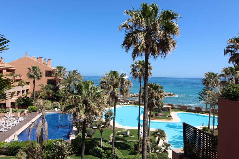 Luxury penthouse with panoramic sea views in Malibu, Marbella
