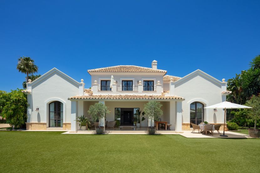 Villa for sale in El Paraiso, Estepona East, Estepona