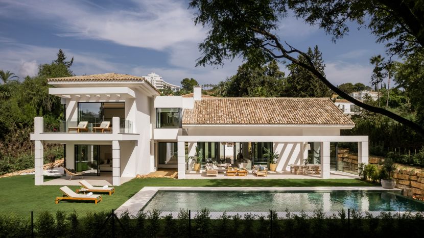 Espectacular villa de lujo a estrenar frente al golf en El Paraiso, entre Marbella y Estepona