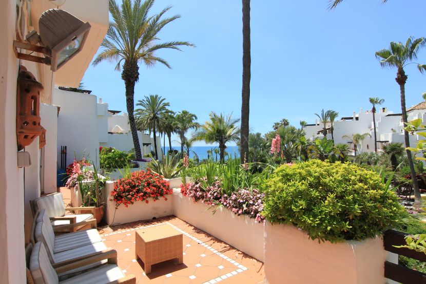 Beach front duplex penthouse for sale in Ventura del Mar, next to Puerto Banus