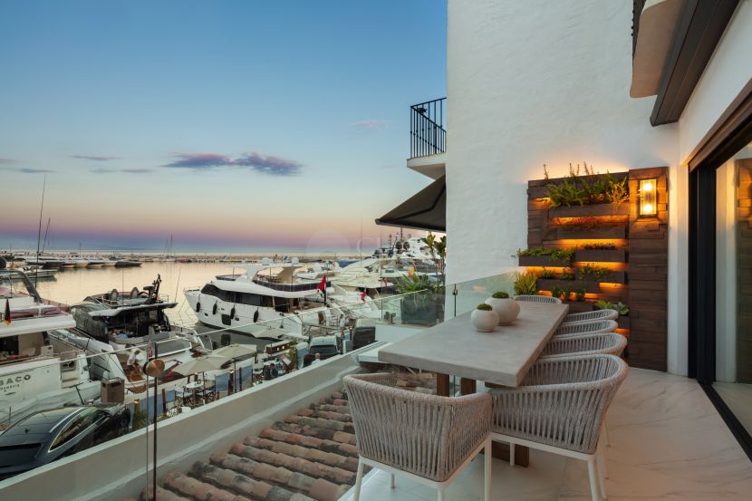 Luxury apartment in the first line of Puerto Banus.