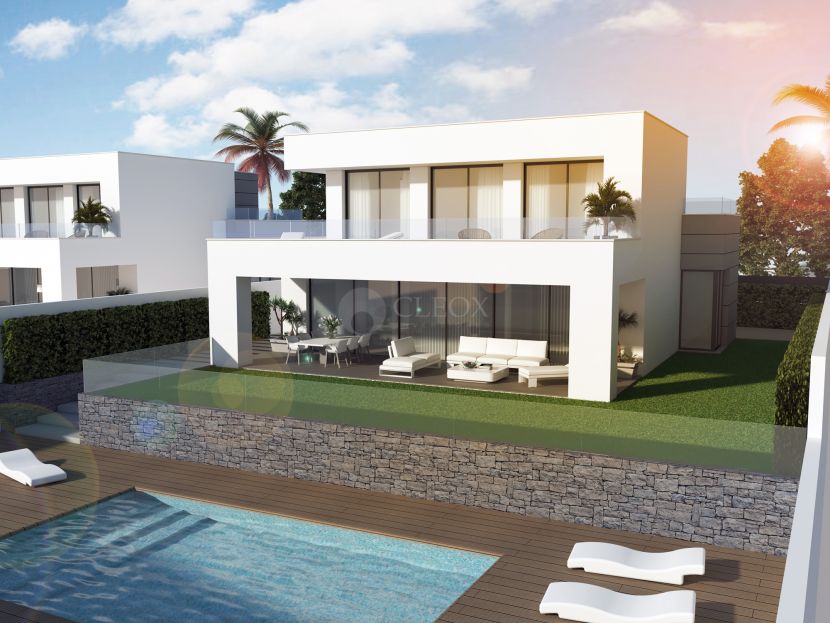 Modern detached villas walking distance to the beach in La Duquesa