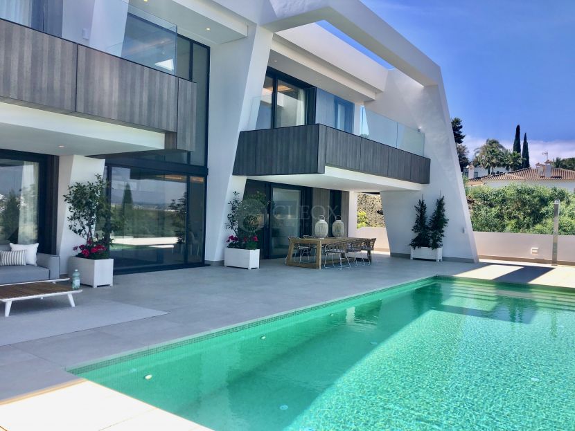 Villa for sale in El Paraiso, Estepona