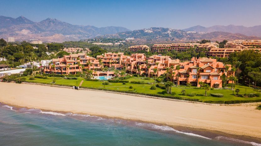 Áticos de lujo en Marbella Este: Complejo en primera línea de playa con vistas al mar