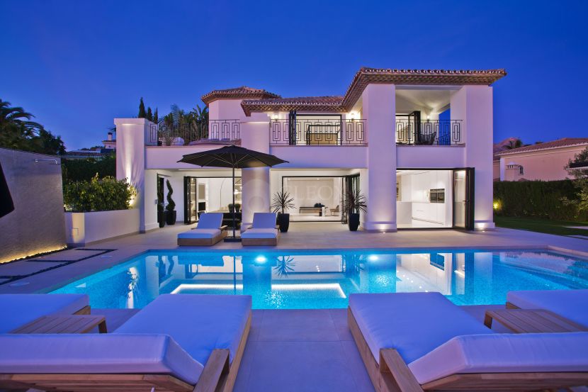 Elegant villa with modern interior design, next to Los Naranjos Golf in Nueva Andalucia