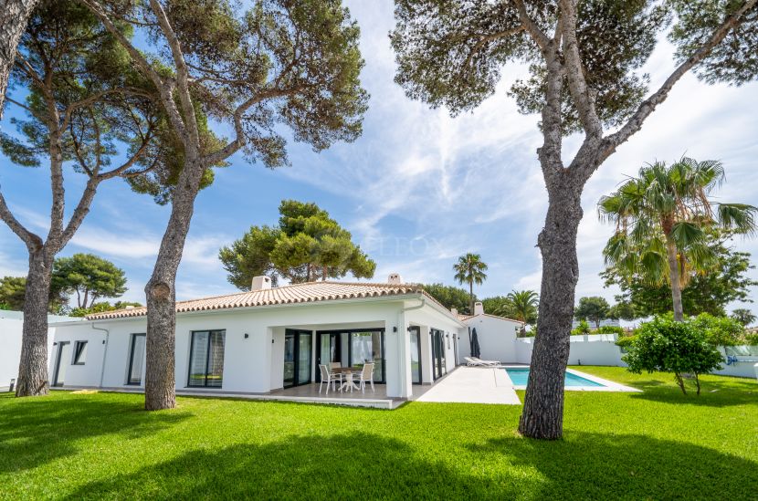 Villa en venta en Los Monteros Playa, Marbella Este, Marbella