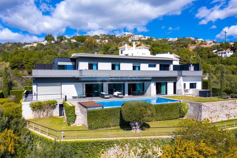 Villa contemporánea a la venta en Marbella Este con vistas panorámicas