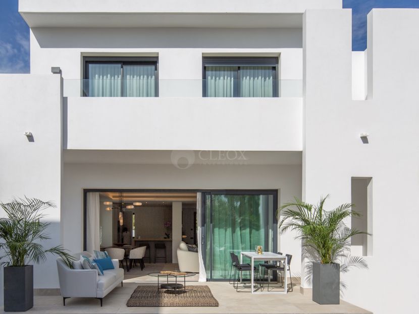 Modern townhouses in a gated complex in Nueva Andalucia