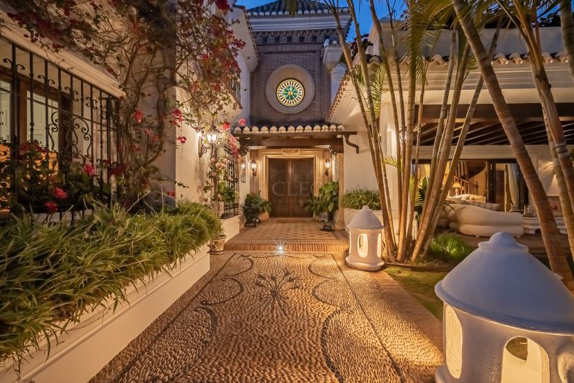 Beachside luxury spanish villa for sale in Bahia de Marbella, next to the best sandy beaches