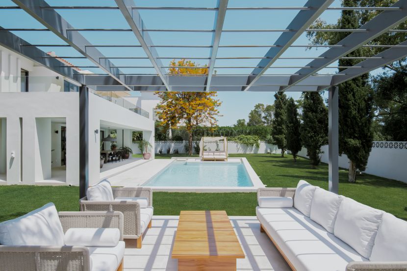A la venta villa moderna cerca del mar y del campo sur de Guadalmina Golf