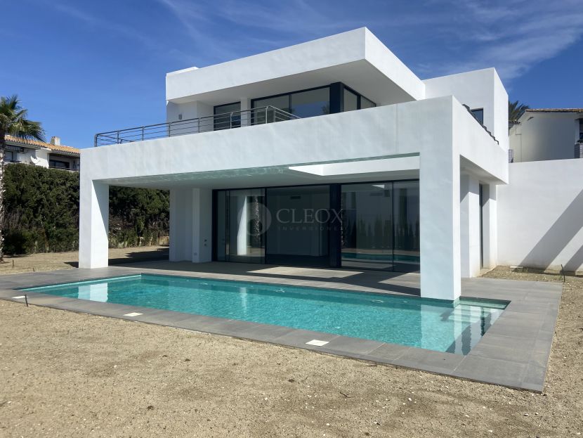 Villa for sale in Isdabe, Estepona