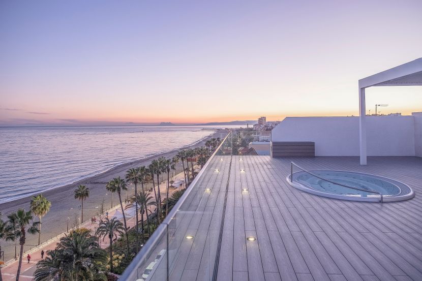 Luxury penthouse with solarium, frontline beach, in Estepona center