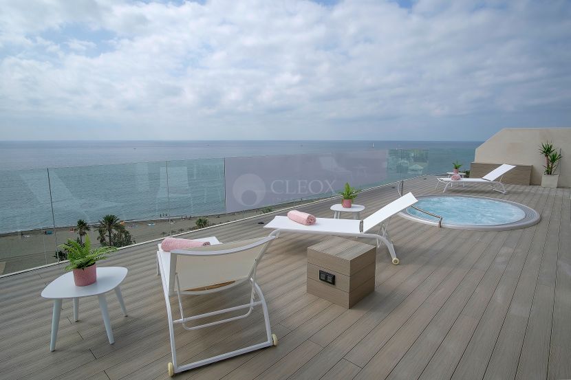 Lujoso ático con solarium, frontal al mar, a la venta en Estepona