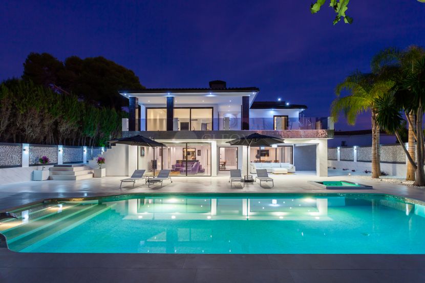 Luxury beachside modern villa in the exclusive area of Los Monteros, 70 m from the sandy beach