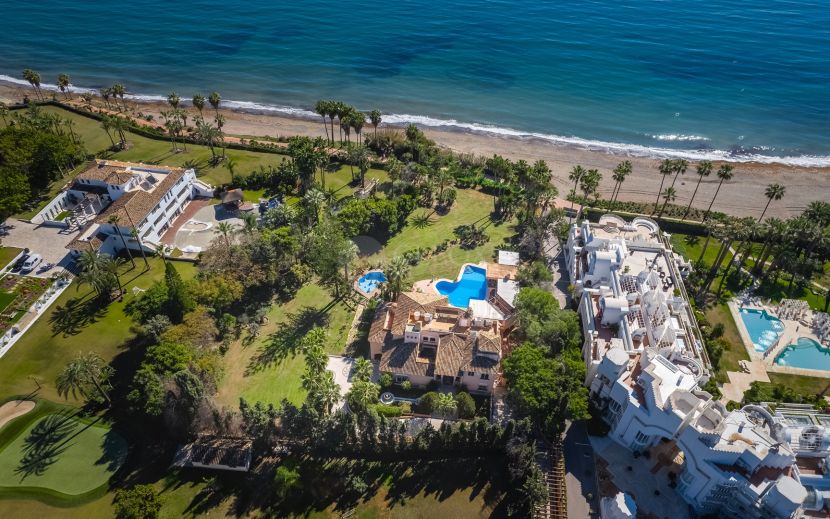 Mansion en venta en Hacienda Beach, Estepona Este, Estepona