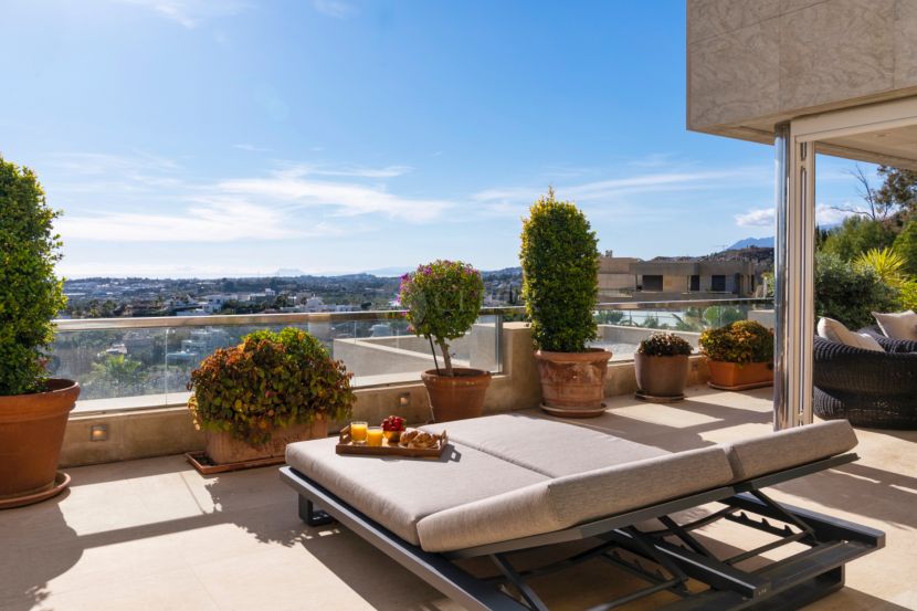 Luxury Apartment in Nueva Andalucía: Unrivaled Sea Views and Comfort.