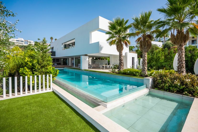 Eco-Luxury Villa for Sale in La Alqueria, Benahavis – Panoramic Views and Contemporary Design