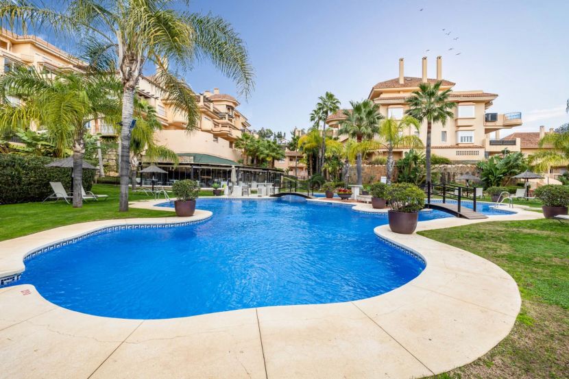 Magnificent duplex penthouse for sale in Aloha Hill Club, in the upper area of Nueva Andalucia. A great opportunity!