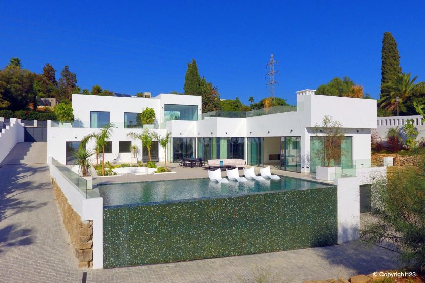Luxury Living in Marbella East! 5-Bedroom Villa with Sea Views.