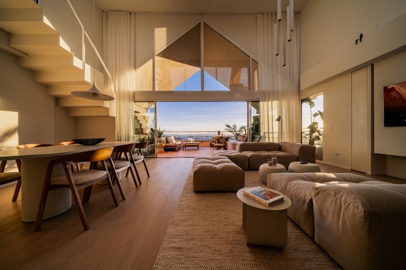 Fantastic recently renovated duplex penthouse in Magna Marbella, Nueva Andalucía.