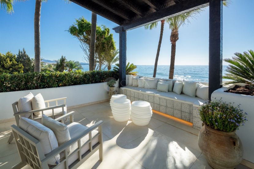 Stunning sea front duplex penthouse in the Marina of Puente Romano in Marbella.