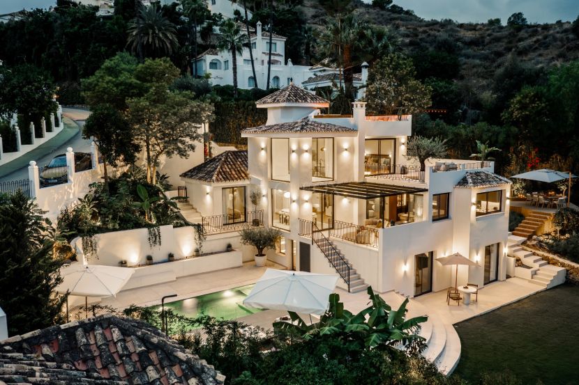 Excelente villa de lujo a la venta en una de las mejores zonas de Nueva Andalucía en Marbella.