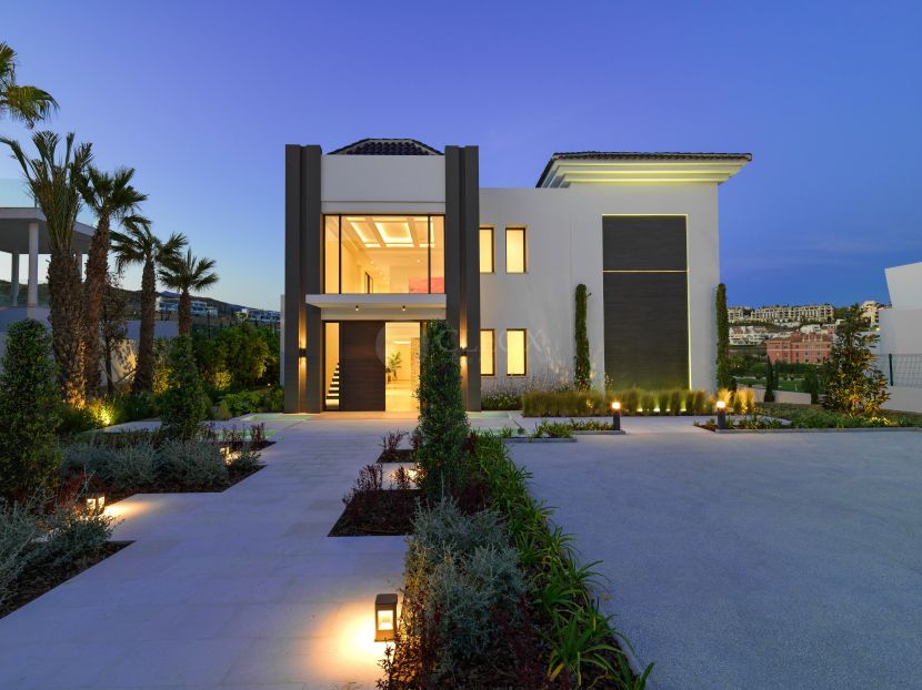 A contemporary luxury villa for sale at Los Flamingos golf, Benahavis